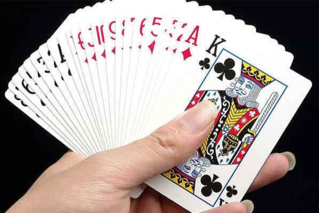 Luật chơi đánh bài tiến lên online